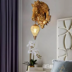 Glow Haven Beleuchtung-Sultan Horse Wandlampe - Elegantes Reiterdekor