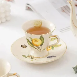 Elegance at the Table Küche & Esszimmer-Tee- und Kaffeeservice aus Keramik – Zitronenteekanne mit goldenem Rand und Untertasse