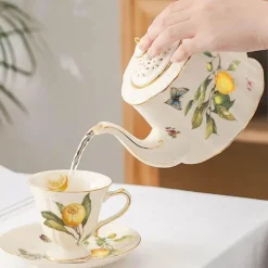 Elegance at the Table Küche & Esszimmer-Tee- und Kaffeeservice aus Keramik – Zitronenteekanne mit goldenem Rand und Untertasse