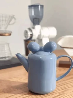 The Cozy Mug Küche & Esszimmer-Teekanne aus Porzellan mit Schleifenknoten-Design – Elegante Teekanne aus Keramik