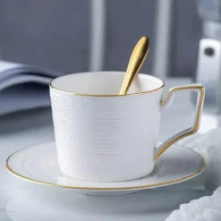 Feast u0026 Flair Küche & Esszimmer-Teeservice aus Bone China – Britisches weißes Teegeschirr mit Kaffeetasse, Untertasse, Milchglas, Zuckerdose