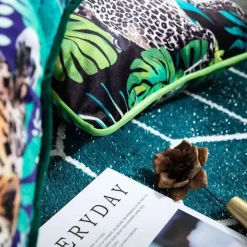 Pillow Haven Bettzeug-Tropischer Kissenbezug aus Samt – Palmenblätter-Tierdruck mit Quasten