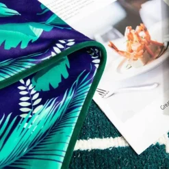 Pillow Haven Bettzeug-Tropischer Kissenbezug aus Samt – Palmenblätter-Tierdruck mit Quasten