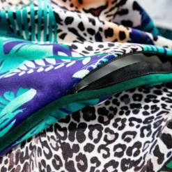 Pillow Haven Bettzeug-Tropischer Kissenbezug aus Samt – Palmenblätter-Tierdruck mit Quasten