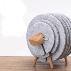 The Cozy Mug Küche & Esszimmer-Untersetzer-Set mit Schafmotiv – isolierte, rutschfeste Getränkeuntersetzer im Landhausstil