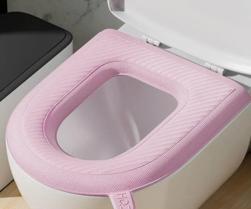 Tranquil Waters Badezimmer-Wasserdichter, weicher Toilettensitzbezug – Easy Lifter Cushion