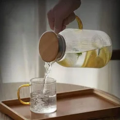 Plates u0026 More Küche & Esszimmer-Wasserkrug aus Glas mit Griff – Vielseitiger Krug für heißen und kalten Tee
