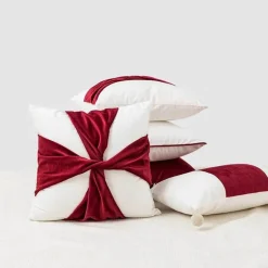 The Cushion Corner Bettzeug-Weihnachtskissenbezug aus Samt – Festliches Dekor mit roter Schleife