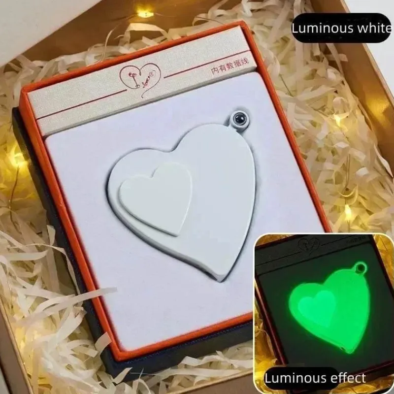 Cozy Living Camping Im Freien|Outdoor-Artikel-Winddichtes Feuerzeug mit Liebesprojektor – Geschenkidee mit ewiger Flamme