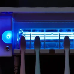 The Blissful Bath Badezimmer-Zahnbürsten-Organizer – Desinfektionshalter zur Wandmontage